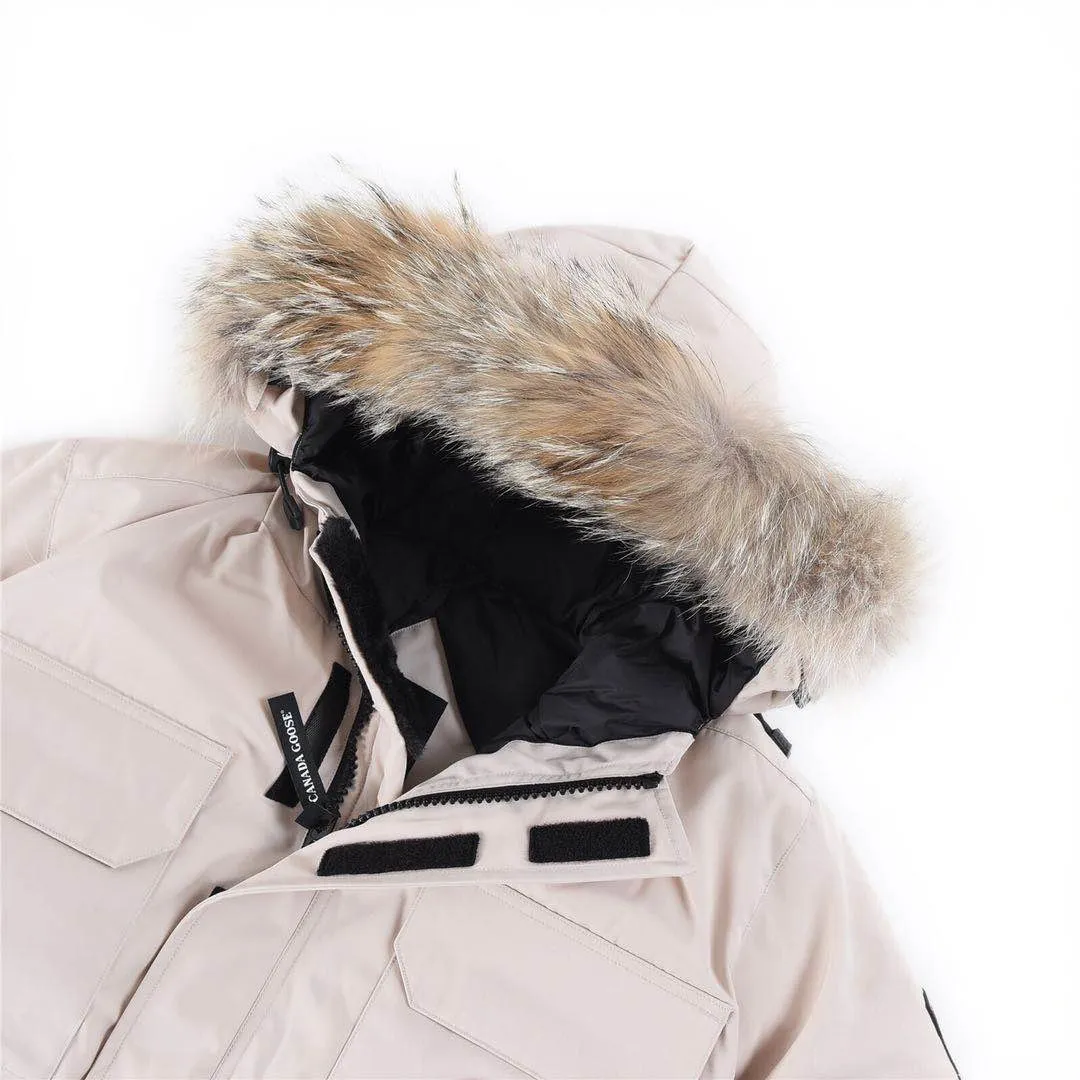 P780 with dust bag) Canada Goose Canada Goose #Expedition expedition parka classic down jacket ➖ Imported 21-count polyester-cotton blended original fabric [last year’s 16-count/18-count hard fabrics have been completely eliminated, this year all use 21-count genuine synchronized fabrics, the soft mid-band feels delicate and textured], genuine synchronized Feather-Light 10D waterproof coated fabric, made of 84.5% polyester fiber and 15.5% cotton, 100% the best feel in the entire network! ➖ The genuine official website is synchronized with the national standard 80 white duck down, you can check the official website customer service, there will never be a series of misleading claims such as 90 down or goose down! ➖ Using the best nylon lining with double double-layer sealing design, velvet-proof No. 7 needle + grid-filled down ready-made garments, there is 100% no so-called velvet running! ➖ The cuffs are designed with thickened seamless threads, and the collar and pockets are lined with top-quality polar fleece to keep you warm and comfortable! ➖ Yoshida YKK provides original custom-made electroplated sliders. YKK two-way lockable zippers are tight and smooth and will not peel off paint! ➖ 3M composite guarantees that the Velcro is the same as the original, durable, and all accessories and hardware are custom-made! ➖ Imported BEHRINGER embroidery machine to customize the 10,000-needle embroidery logo, 98% of which can be reproduced to restore the original logo. You can check and compare on the official website! ➖ The fur collars are all made of large pieces of Western Canadian blue wolf hide, ensuring that each fur collar is 13-15cm wide! 08 models for men and women SIZE: XS S M L XL XXL